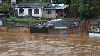 Δεκάδες θύματα και αγνοούμενοι από τις πλημμύρες και τις κατολισθήσεις
