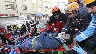 Rescatan a 45 personas de un seísmo que ha dejado al menos 35 muertos en Turquía