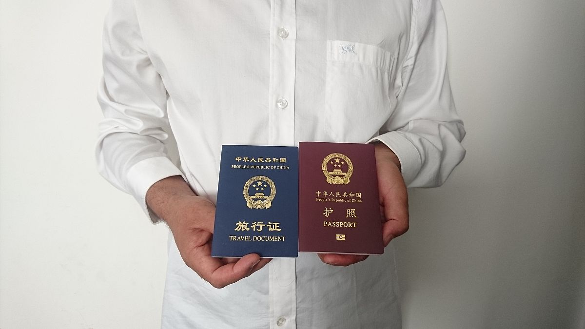 مسلم من الإيغور بالمدينة المنورة بالسعودية يحمل جوازه الصيني الأحمر وقد انتهت صلاحيته وآخر وثيقة سفر ذهاب دون عودة إلى الصين باللون الأزرق صادرة عن الممثلية الصينية بالمدينة