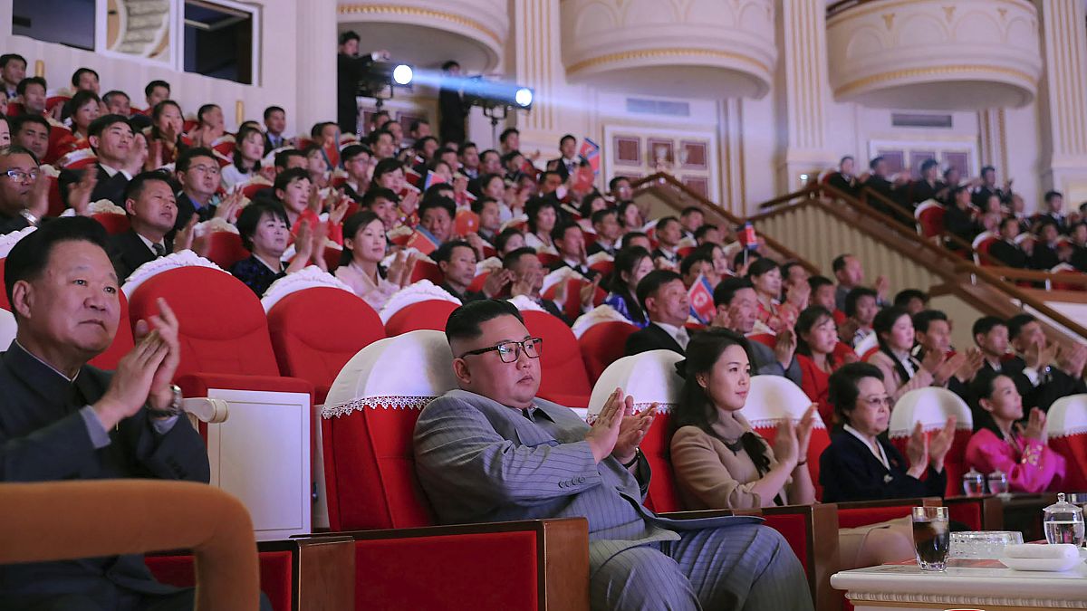 Kuzey Kore Devlet Başkanı Kim Jong Un , eşi ve halası Kim Kyong Hui ile Samjiyon Tiyatrosu'nda 