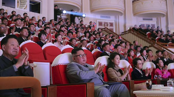 Kuzey Kore Devlet Başkanı Kim Jong Un , eşi ve halası Kim Kyong Hui ile Samjiyon Tiyatrosu'nda Kuzey Kore Devlet Başkanı Kim Jong Un , eşi ve halası Kim Kyong Hui ile Samjiyon Tiyatrosu'nda