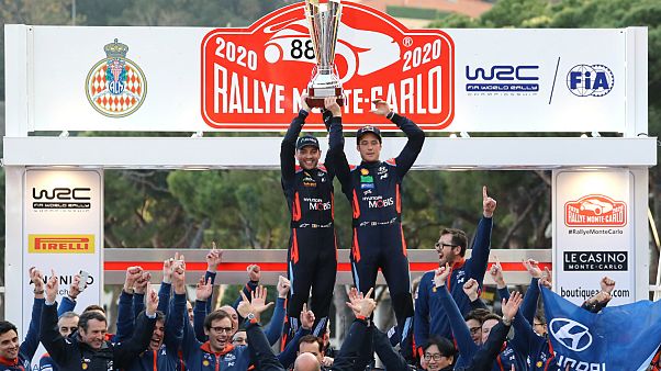 Thierry Neuville e o copiloto Nicolas Gilsoul festejam triunfo com a equipa da Hyundai Thierry Neuville e o copiloto Nicolas Gilsoul festejam triunfo com a equipa da Hyundai