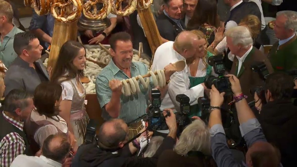 Schwarzenegger festeggia e mangia salsicce a Kitzbuehel 