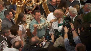 Schwarzenegger festeggia e mangia salsicce a Kitzbuehel 