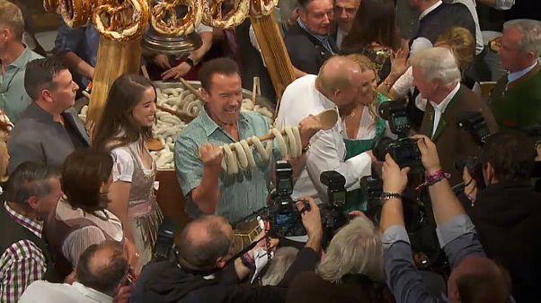 Schwarzenegger festeggia e mangia salsicce a Kitzbuehel Schwarzenegger festeggia e mangia salsicce a Kitzbuehel