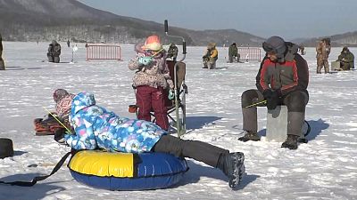 Rusya'da buz üstünde balık avlama yarışması