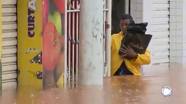 Inundações e deslizamentos de terras provocam mais de 40 mortos em Minas Gerais Inundações e deslizamentos de terras provocam mais de 40 mortos em Minas Gerais
