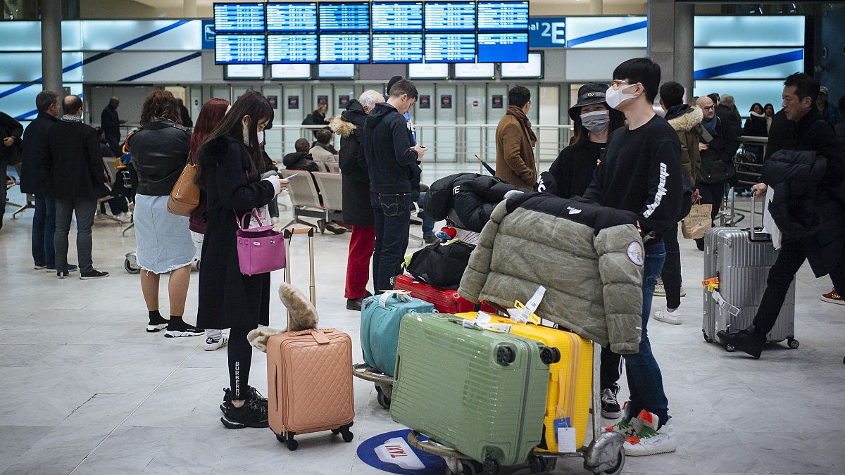 وصول مسافرين من العاصمة الصينية بكين وهم يرتدون أقنعة، إلى مطار شارل ديغول، شمال باريس- الإثنين 27 يناير2020