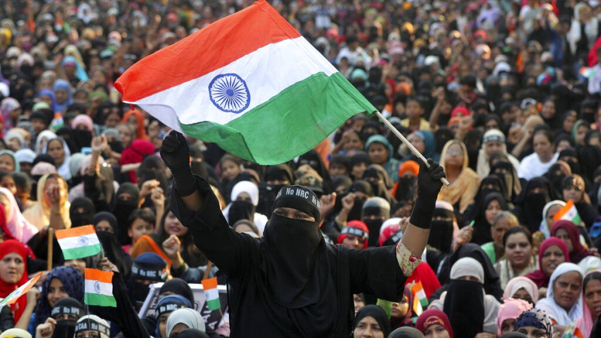 Egy indiai muszlim nő tüntet a diszkriminatív alkotmánymódosítás ellen