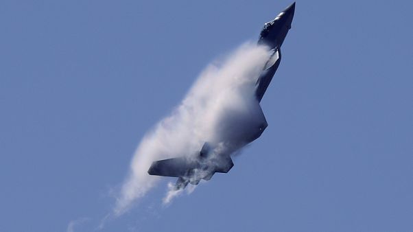 مقاتلة صينية من طراز جاي-20 خلال المعرض الدولي للطيران في الصين في 2018 مقاتلة صينية من طراز جاي-20 خلال المعرض الدولي للطيران في الصين في 2018
