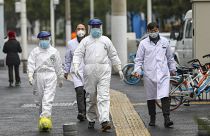 Çin'in Vuhan kentinde sağlık görevlileri