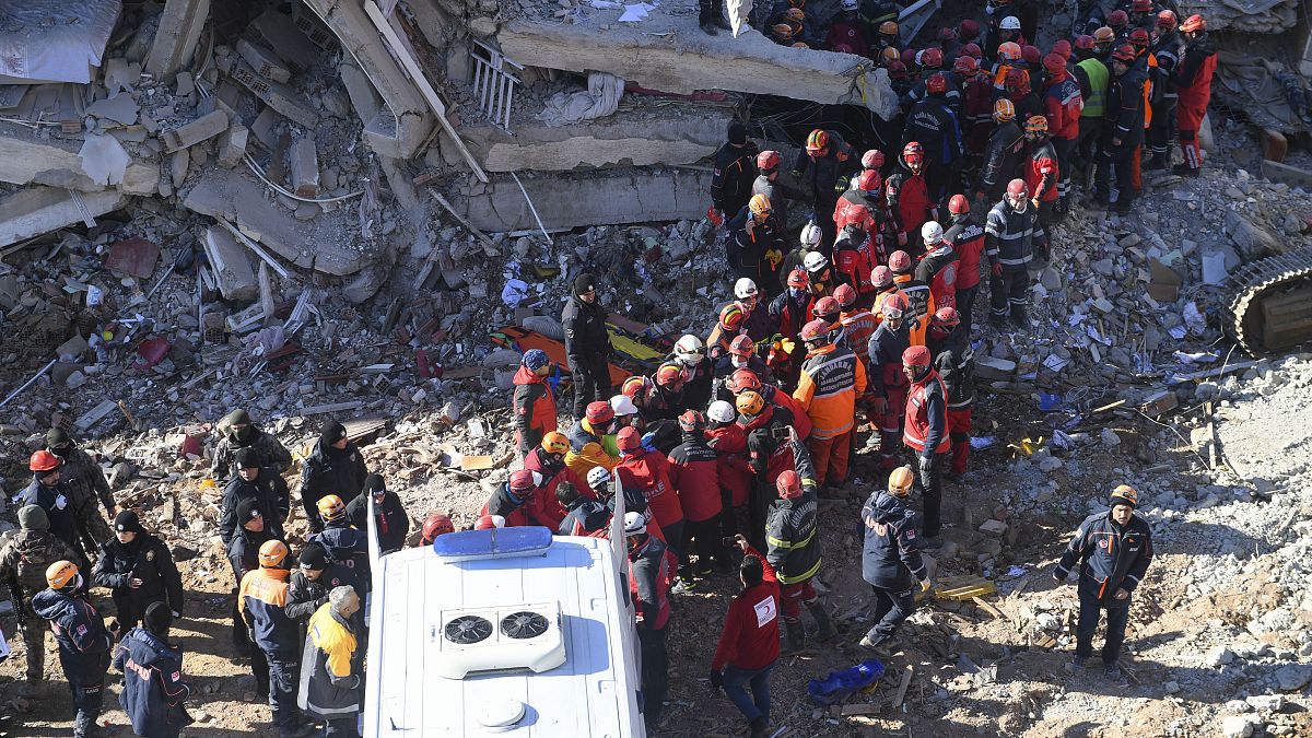 Μειώνονται οι ελπίδες για επιζώντες του φονικού σεισμού