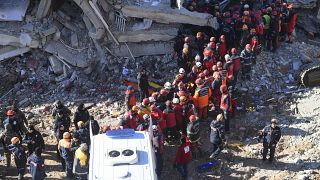 Μειώνονται οι ελπίδες για επιζώντες του φονικού σεισμού