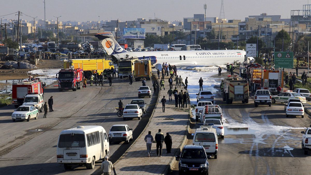Παρά λίγο τραγωδία: Αεροσκάφος προσγειώθηκε στον δρόμο