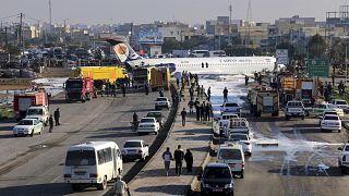 Egy forgalmas úton állt meg egy leszálló repülőgép Iránban