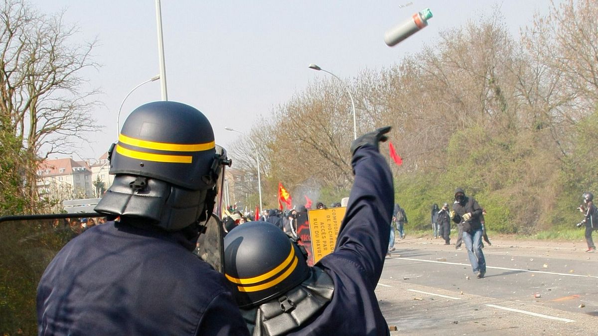 فرانسه به عنوان آخرین کشور اروپایی کاربرد نارنجک ضد شورش را ممنوع می‌کند