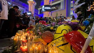 Staples Center yasta: Binlerce kişi helikopter kazasında ölen 'idolleri' Kobe için toplandı