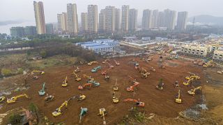 ووهان الصينية تدخل في سباق ضد الزمن لإنهاء بناء مستشفى خلال 10 أيّام