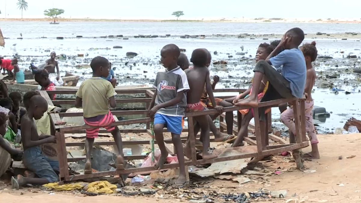 Grupo de crianças do "povoado" de lata para onde foram expulsos os residentes de Areia Branca