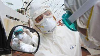 طاقم طبي صيني سنة 2003، أثناء مراقبة الحالات الصحية لراكبي سفينة تجارية في ميناء فوزهو، إثر تفشي وباء سارس