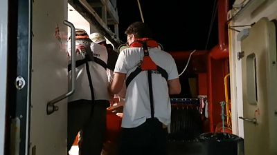 Nuevos rescates aumentan a 419 los migrantes que esperan para desembarcar en un puerto seguro