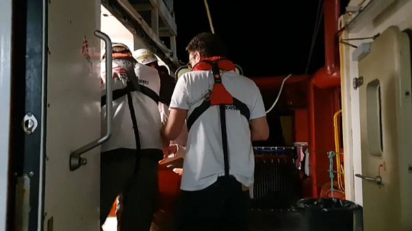 Εκατοντάδες μετανάστες αναζητούν λιμάνι - Παραμένουν σε πλοία στη Μεσόγειο Εκατοντάδες μετανάστες αναζητούν λιμάνι - Παραμένουν σε πλοία στη Μεσόγειο
