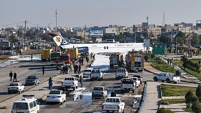 سانحه در فرودگاه ماهشهر؛ مسافران هواپیما در خیابان پیاده شدند