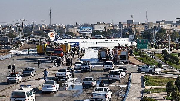سانحه در فرودگاه ماهشهر؛ مسافران هواپیما در خیابان پیاده شدند سانحه در فرودگاه ماهشهر؛ مسافران هواپیما در خیابان پیاده شدند