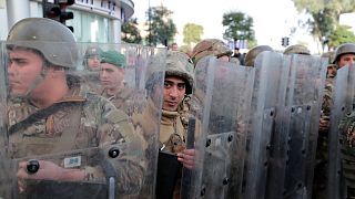 Libanoni katonák őrzik a parlament bejáratát