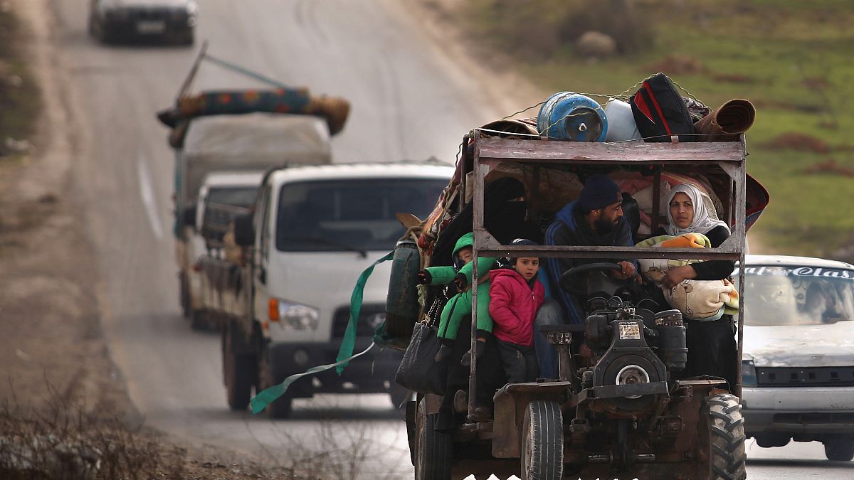 Hundreds of Syrian civilians flee fighting south of Idlib province