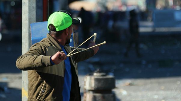 محتجو العراق يعيدون نصب خيامهم وسط مخاوف من تصعيد بعد قصف السفارة الأمريكية محتجو العراق يعيدون نصب خيامهم وسط مخاوف من تصعيد بعد قصف السفارة الأمريكية