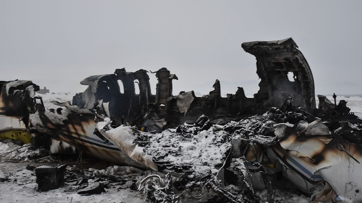 Afganistan'ın Gazne vilayetinde düşen uçağın enkazı