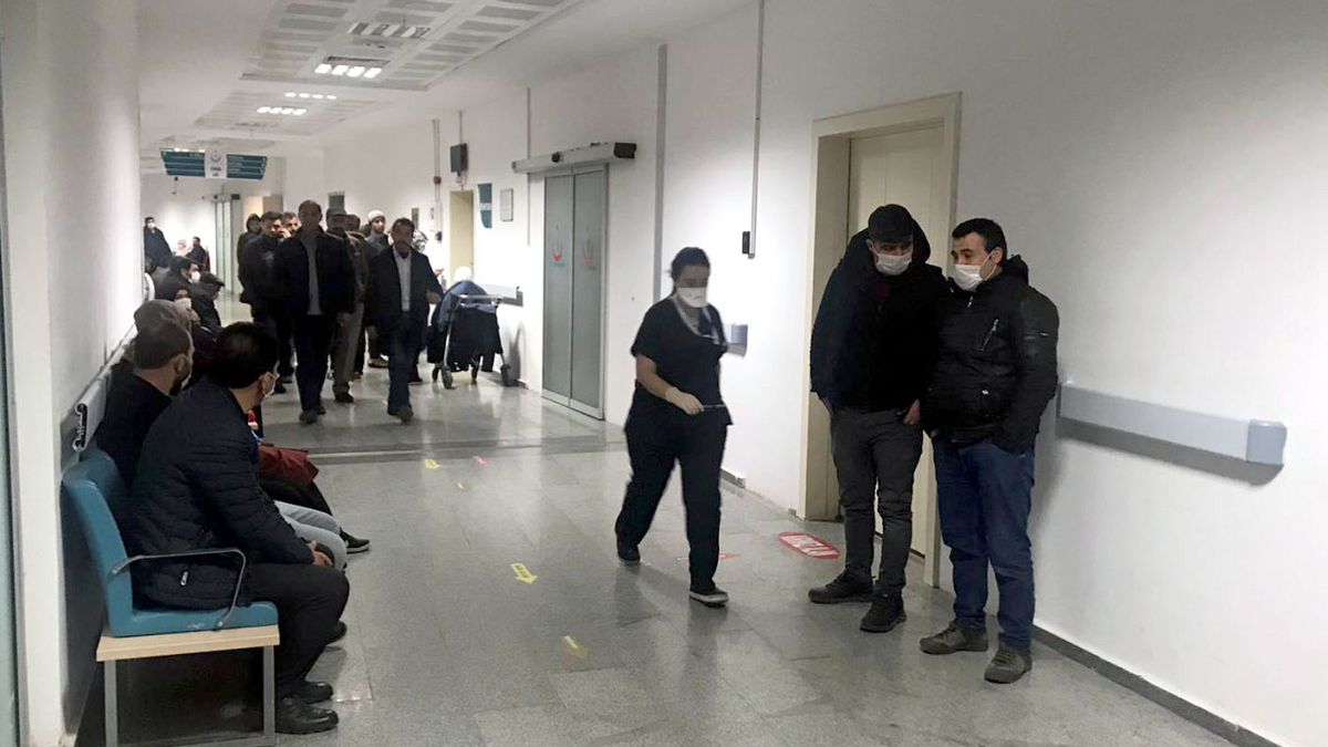 Aksaray'da 12 kişi koronavirüsüne karşı tedbir amaçlı hastaneye kaldırıldı
