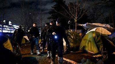 Campo de migrantes evacuado em Paris