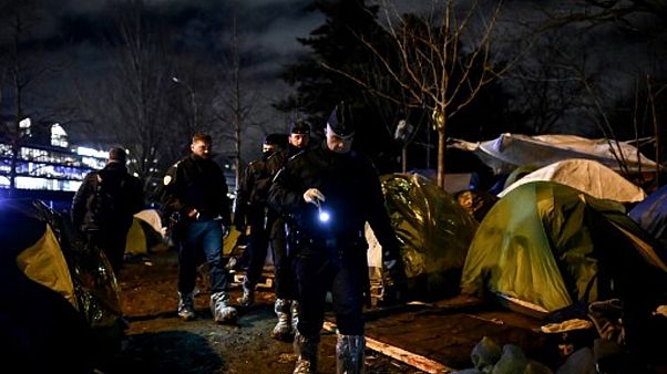 Parigi, sgomberata una tendopoli, 1500 da ricollocare Parigi, sgomberata una tendopoli, 1500 da ricollocare