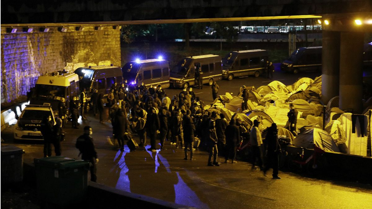 پلیس فرانسه کمپ مهاجران غیرقانونی در «پورت اوبرویلیه» پاریس را برمی‌چیند