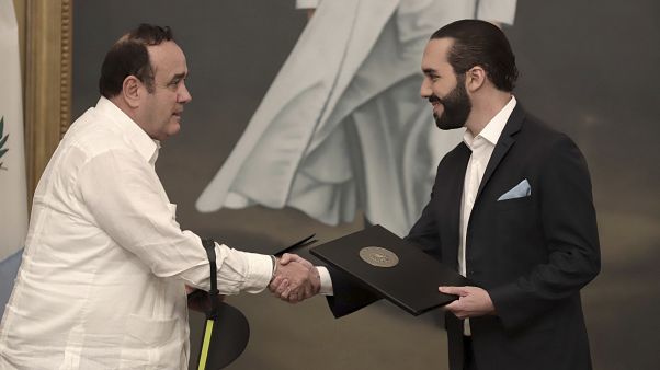 El presidente de Guatemala, Alejandro Giammattei, y el de El Salvador, Nayib Bukele, se dan la mano tras firmar el acuerdo El presidente de Guatemala, Alejandro Giammattei, y el de El Salvador, Nayib Bukele, se dan la mano tras firmar el acuerdo