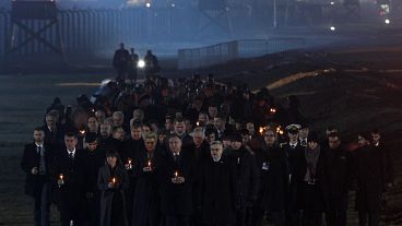 شاهد:  مسيرة على أضواء الشموع للناجين من معسكر "اوشفيتز" في ذكرى المحرقة 