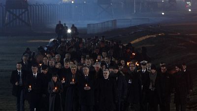 Velas para poner luz en recuerdo de las víctimas en Auschwitz-Birkenau 
