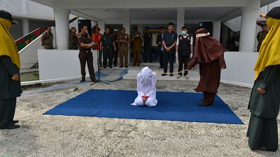 شاهد: فرقة جلد نسائية لمحاسبة "مرتكبي الجرائم الأخلاقية" في إندونيسيا