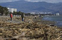 passanti camminano lungo la spiaggia dopo che la tempesta Gloria ha colpito la costa orientale della Spagna a Torremolinos, Spagna, domenica 26 gennaio 2020