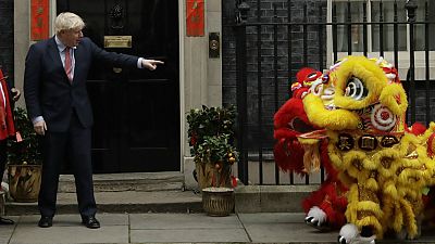 Primeiro-ministro Boris Johnson opta por manter a porta semi-aberta à China