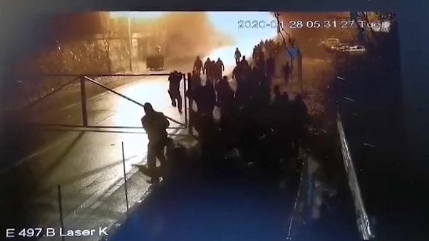 Мигранты взяли штурмом погранпереход между Сербией и Венгрией Мигранты взяли штурмом погранпереход между Сербией и Венгрией