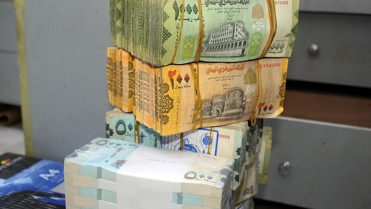 أزمة العملة تزيد من معاناة اليمنيين