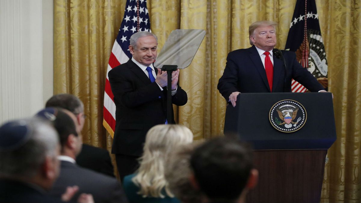 الرئيس الأمريكي دونالد ترمب وإلى جانبه رئيس الوزراء الإسرائيلي بنيامين نتنياهو خلال إعلان "صفقة القرن" في واشنطن.