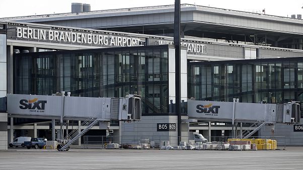 Berlin'de 9 yıldır açılışı ertelenen Brandenburg Havaalanı son testler için 20 bin gönüllü arıyor Berlin'de 9 yıldır açılışı ertelenen Brandenburg Havaalanı son testler için 20 bin gönüllü arıyor