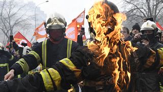 آتش‌نشانان معترض در پاریس با پلیس درگیر شدند
