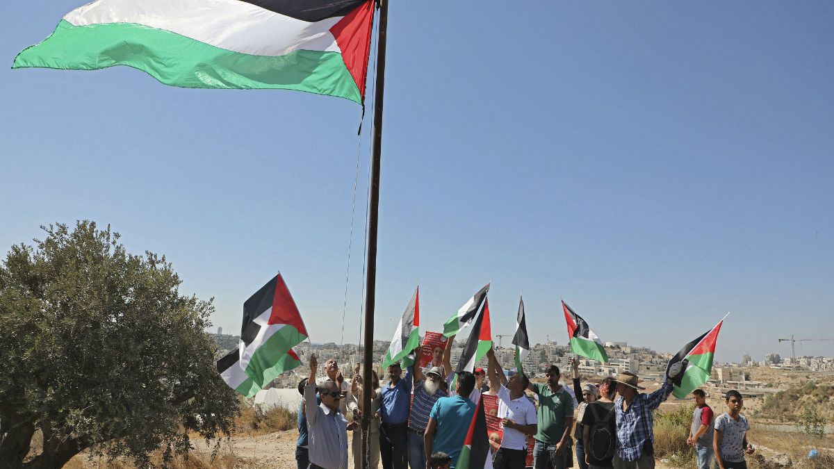 Filistin bayrakları ile İsrail'e tepki gösteren bir grup 