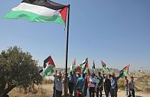 Filistin bayrakları ile İsrail'e tepki gösteren bir grup