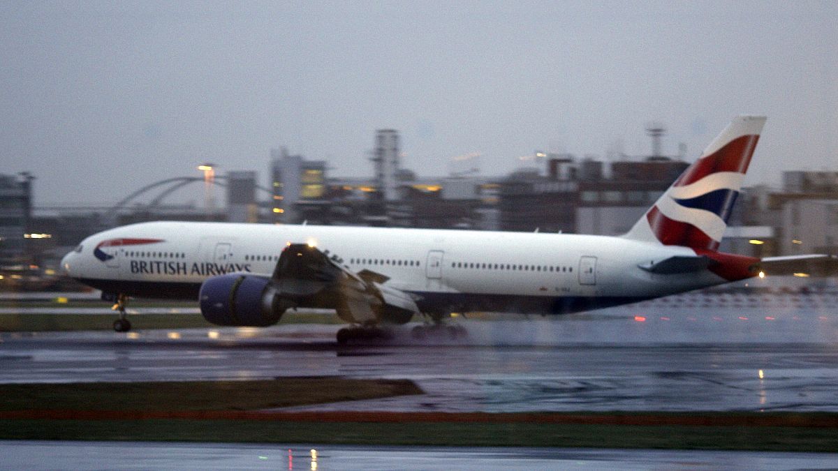 İngiltere'nin başkenti Londra'daki Heathrow Havaalanı'nda British Airways'e ait bir yolcu uçağı